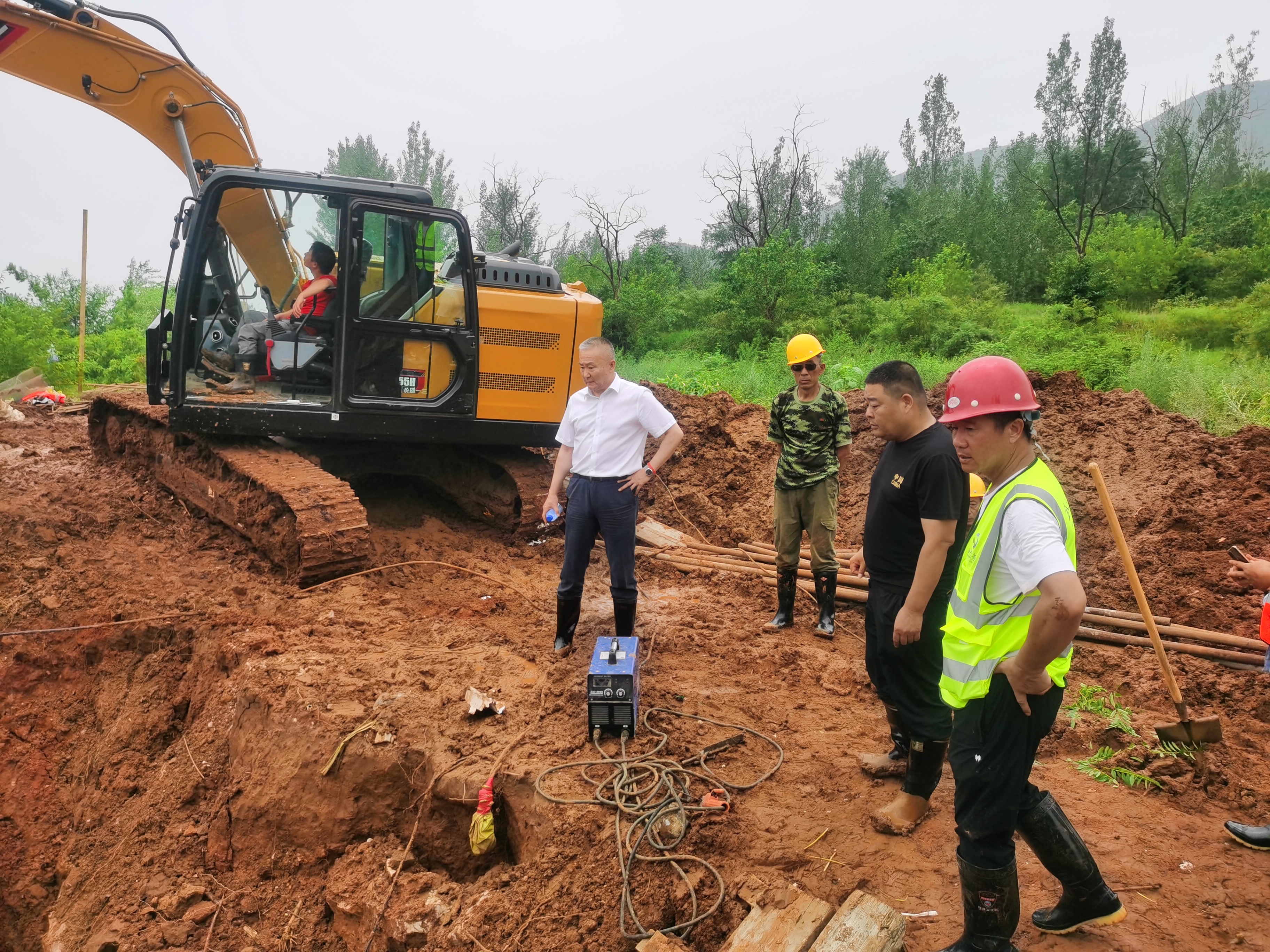 杏彩电子领导班子成员 深入防汛一线检查慰问