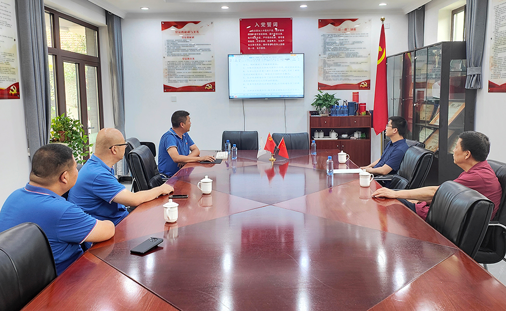 闻汛而动 向雨而行 杏彩电子领导“向前一步”驻守防汛第一线