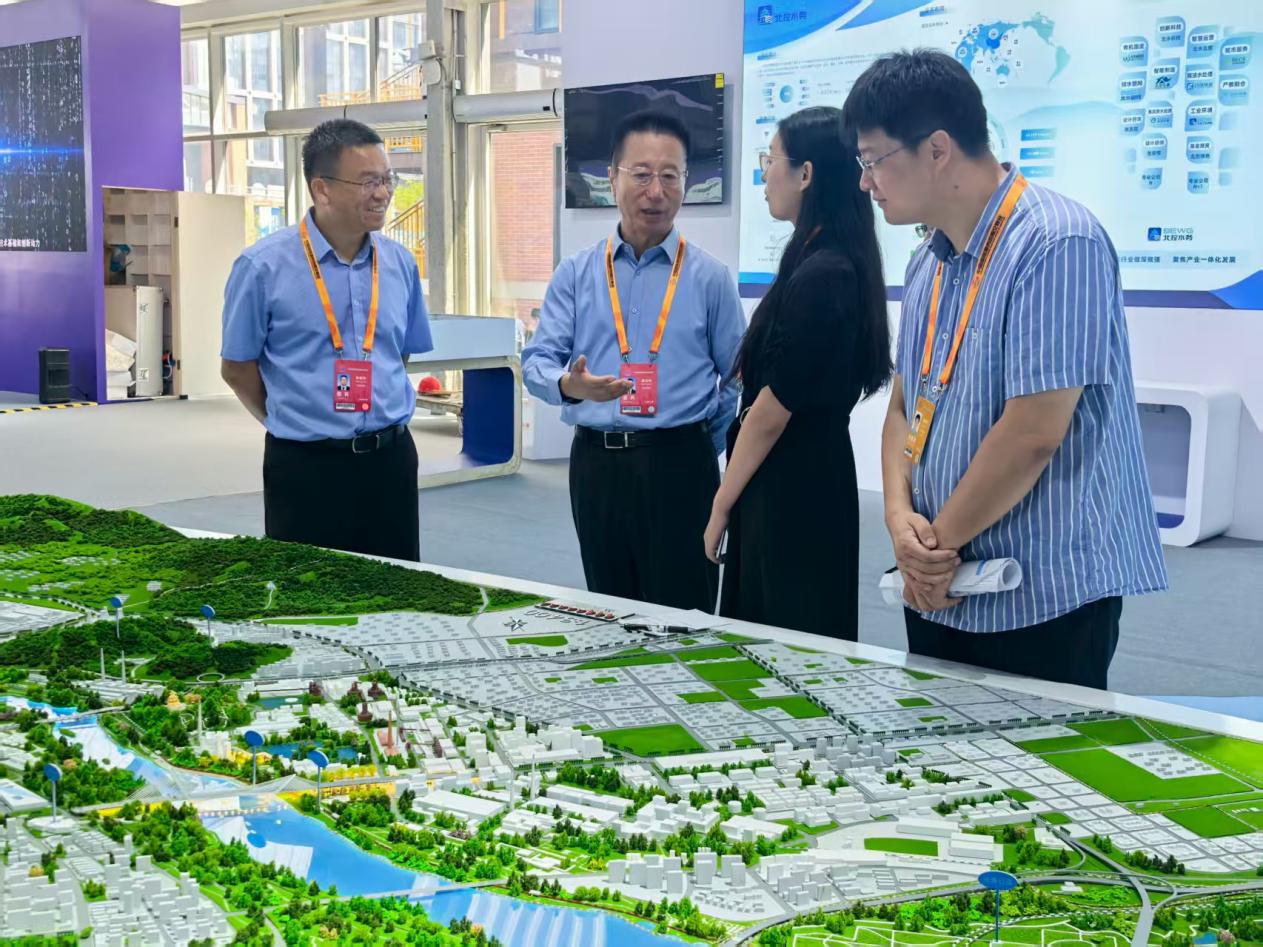 杏彩电子主要领导赴服贸会“两园一河”展区检查筹备工作