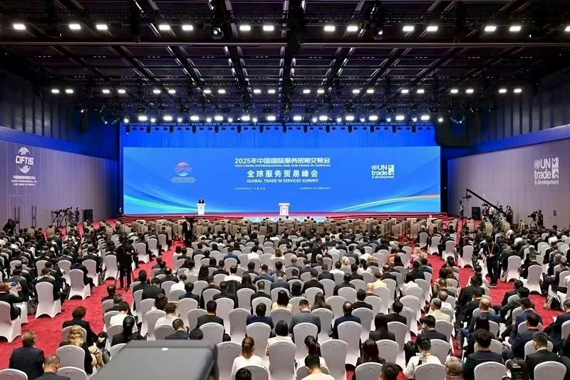 杏彩电子主要领导出席服贸会峰会，展示“两园一河”发展新图景